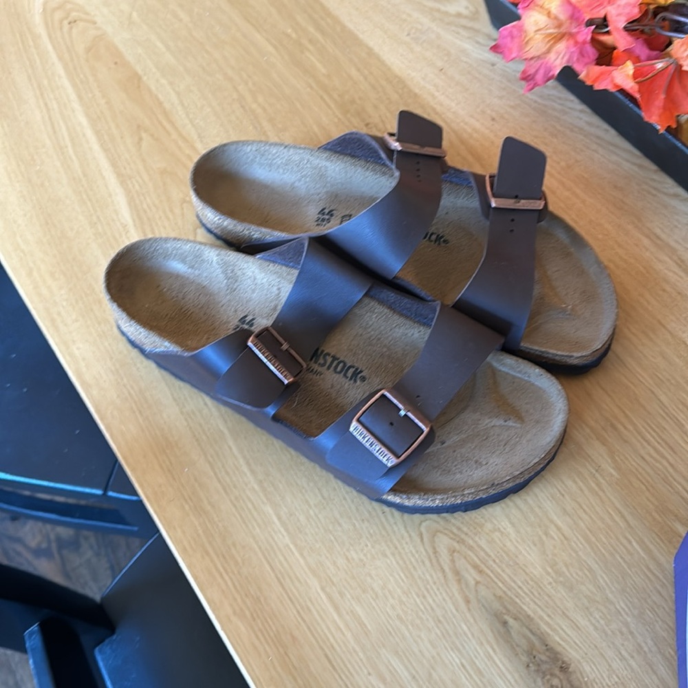 Brand new men’s Arizona Birkenstocks. Dark brown leather.